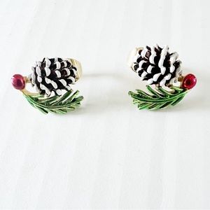 Vintage Christmas Holiday Holly Pinecone Gold Tone Clip On Earrings
